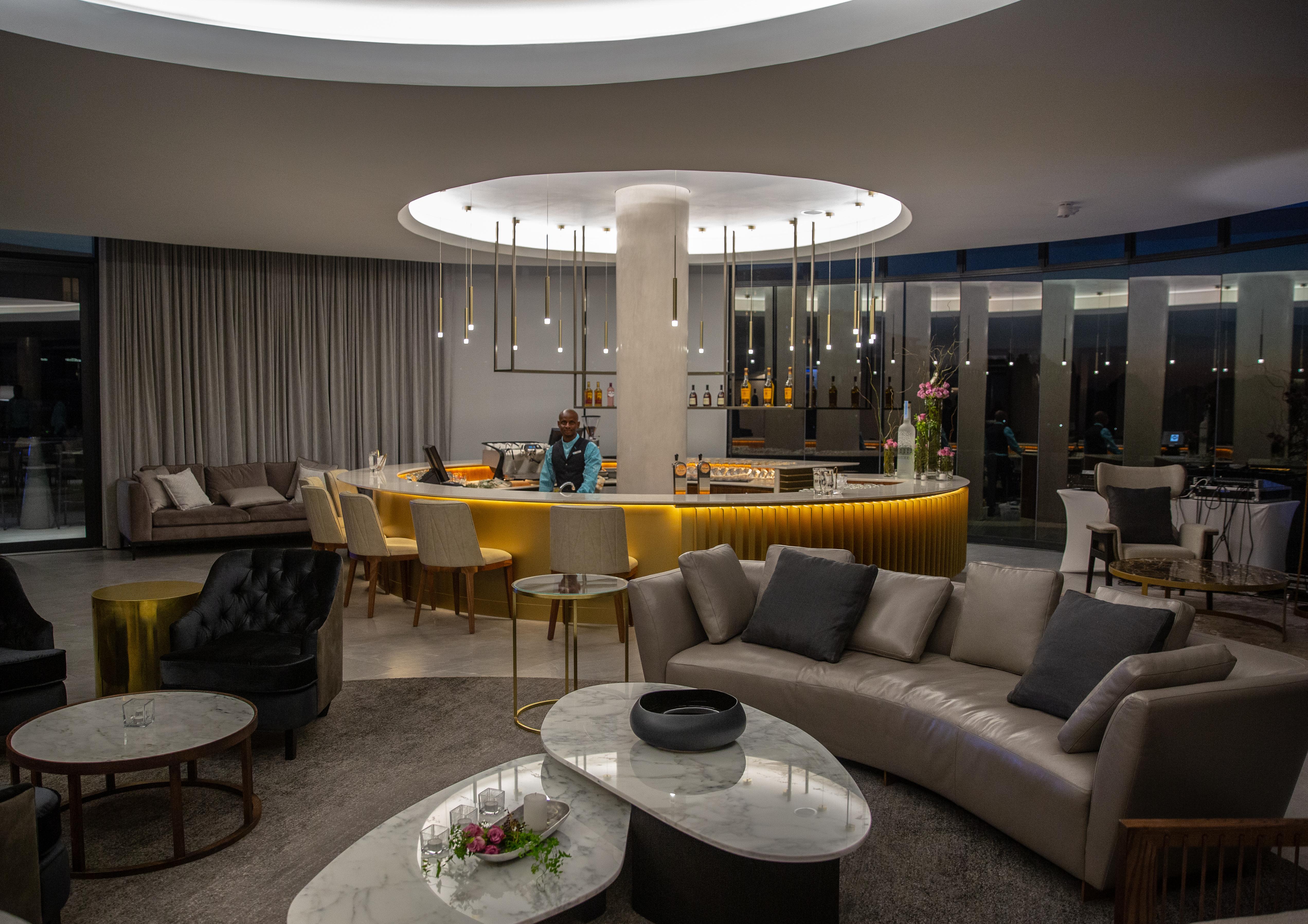 The Houghton Hotel, Spa, Wellness & Golf Johannesbourg Extérieur photo The lounge at the airport
