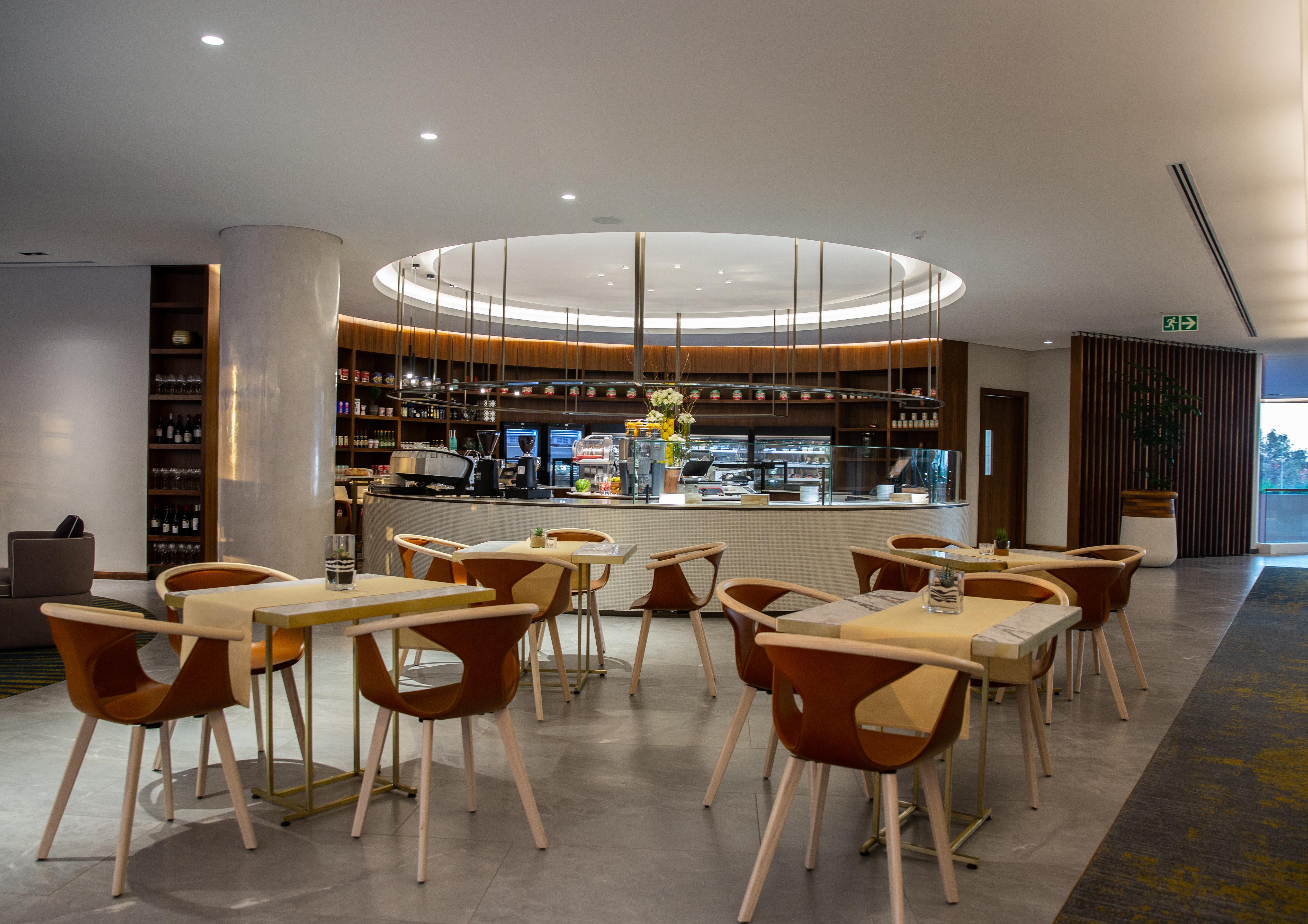 The Houghton Hotel, Spa, Wellness & Golf Johannesbourg Extérieur photo The lounge at the airport