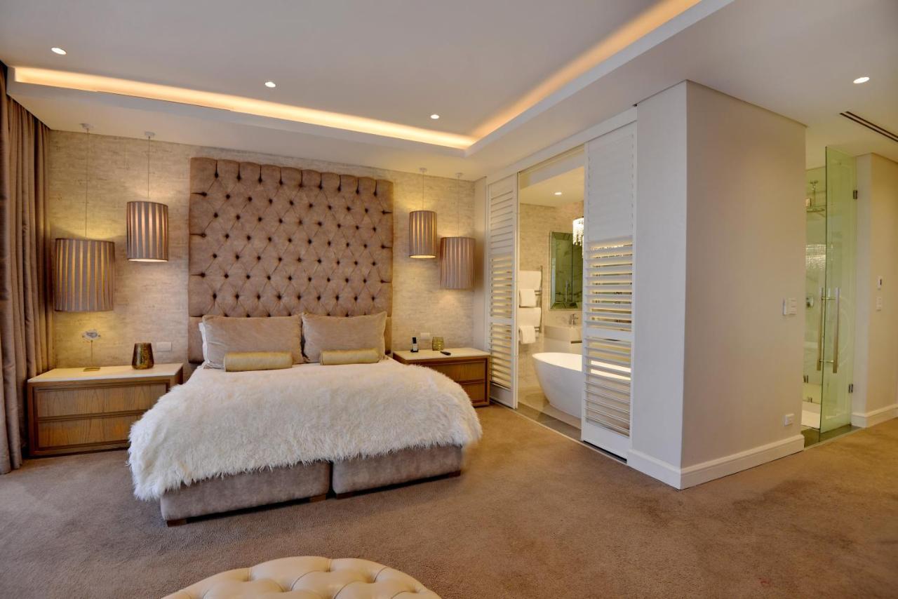 The Houghton Hotel, Spa, Wellness & Golf Johannesbourg Extérieur photo A bedroom with a bathroom
