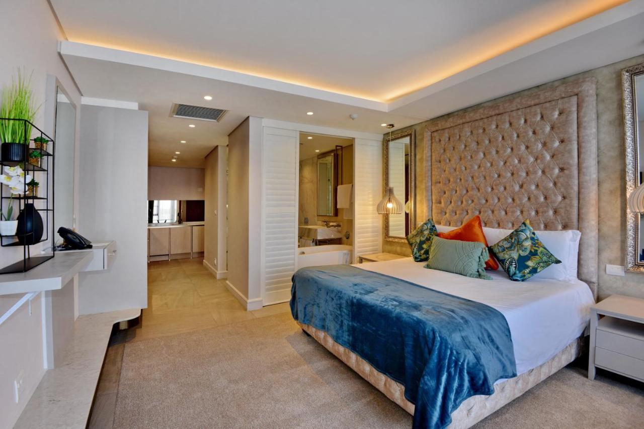 The Houghton Hotel, Spa, Wellness & Golf Johannesbourg Extérieur photo A bedroom at the Cape Town Marriott Hotel