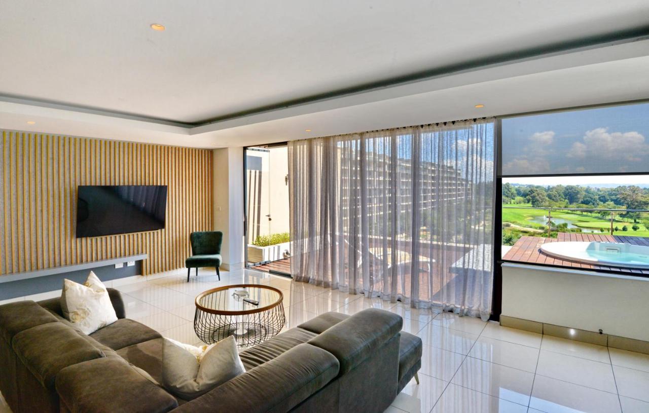 The Houghton Hotel, Spa, Wellness & Golf Johannesbourg Extérieur photo A living room with a sheer curtain