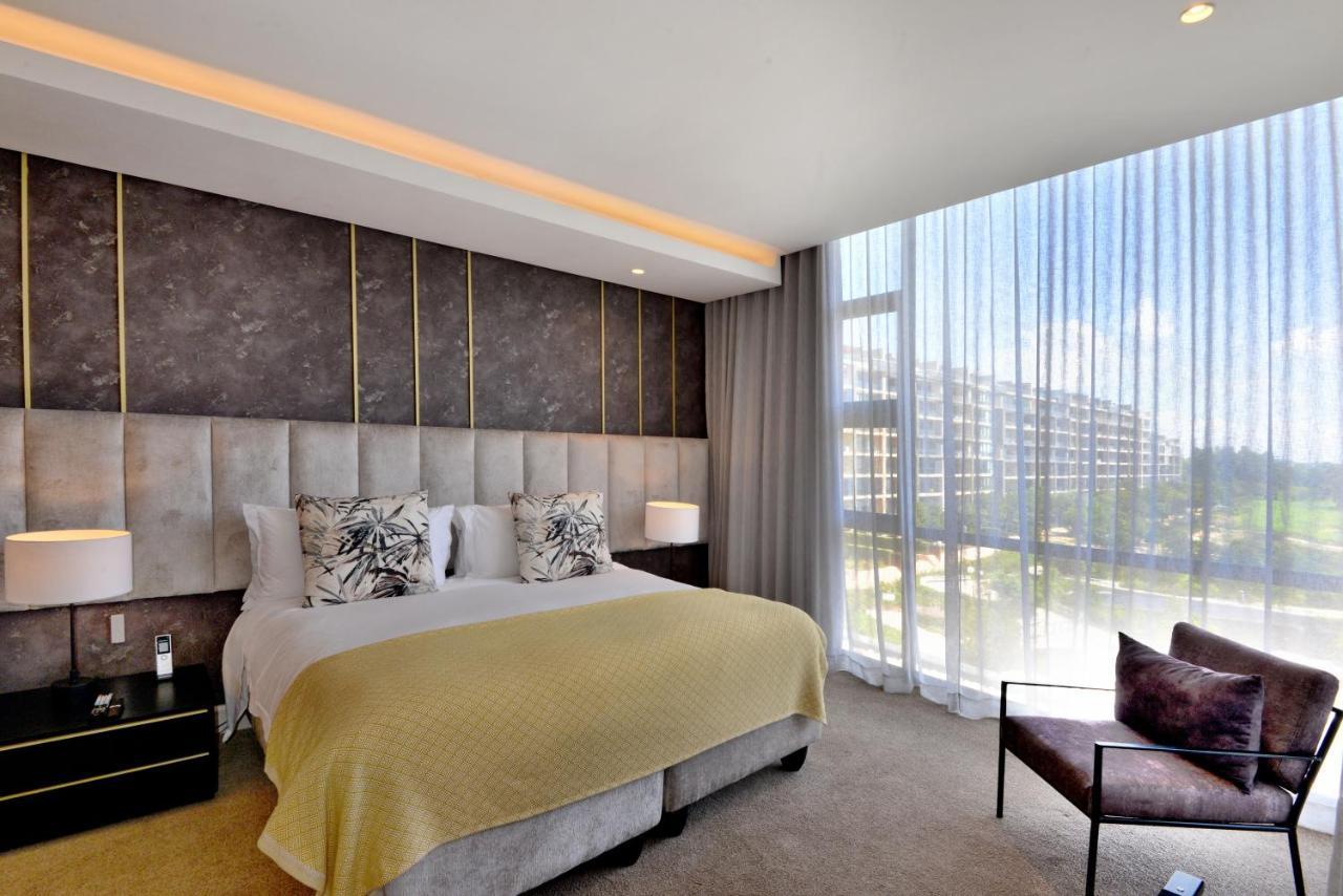 The Houghton Hotel, Spa, Wellness & Golf Johannesbourg Extérieur photo A bedroom at the InterContinental Johannesburg