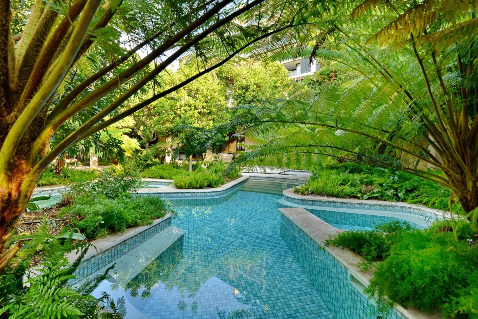 The Houghton Hotel, Spa, Wellness & Golf Johannesbourg Extérieur photo The pool at the hotel