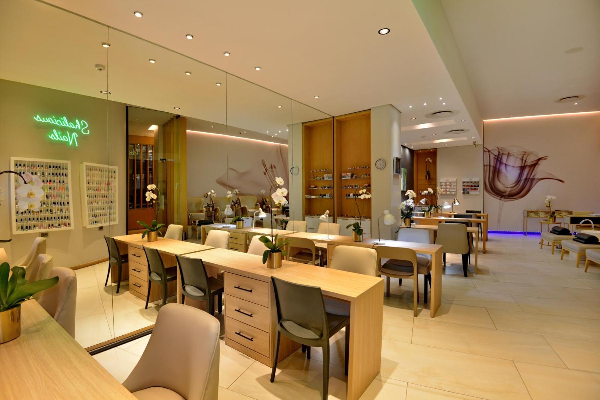 The Houghton Hotel, Spa, Wellness & Golf Johannesbourg Extérieur photo The interior of a nail salon