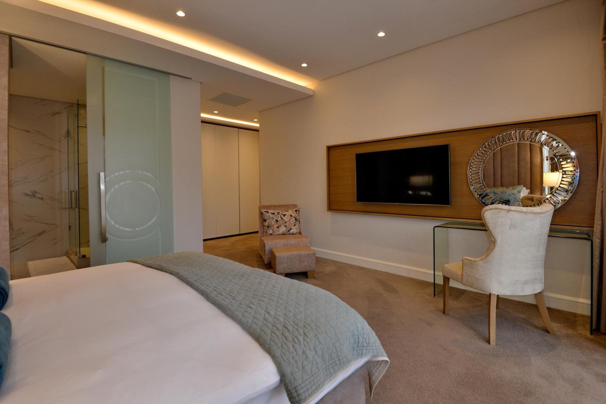 The Houghton Hotel, Spa, Wellness & Golf Johannesbourg Chambre photo A bedroom at the hotel