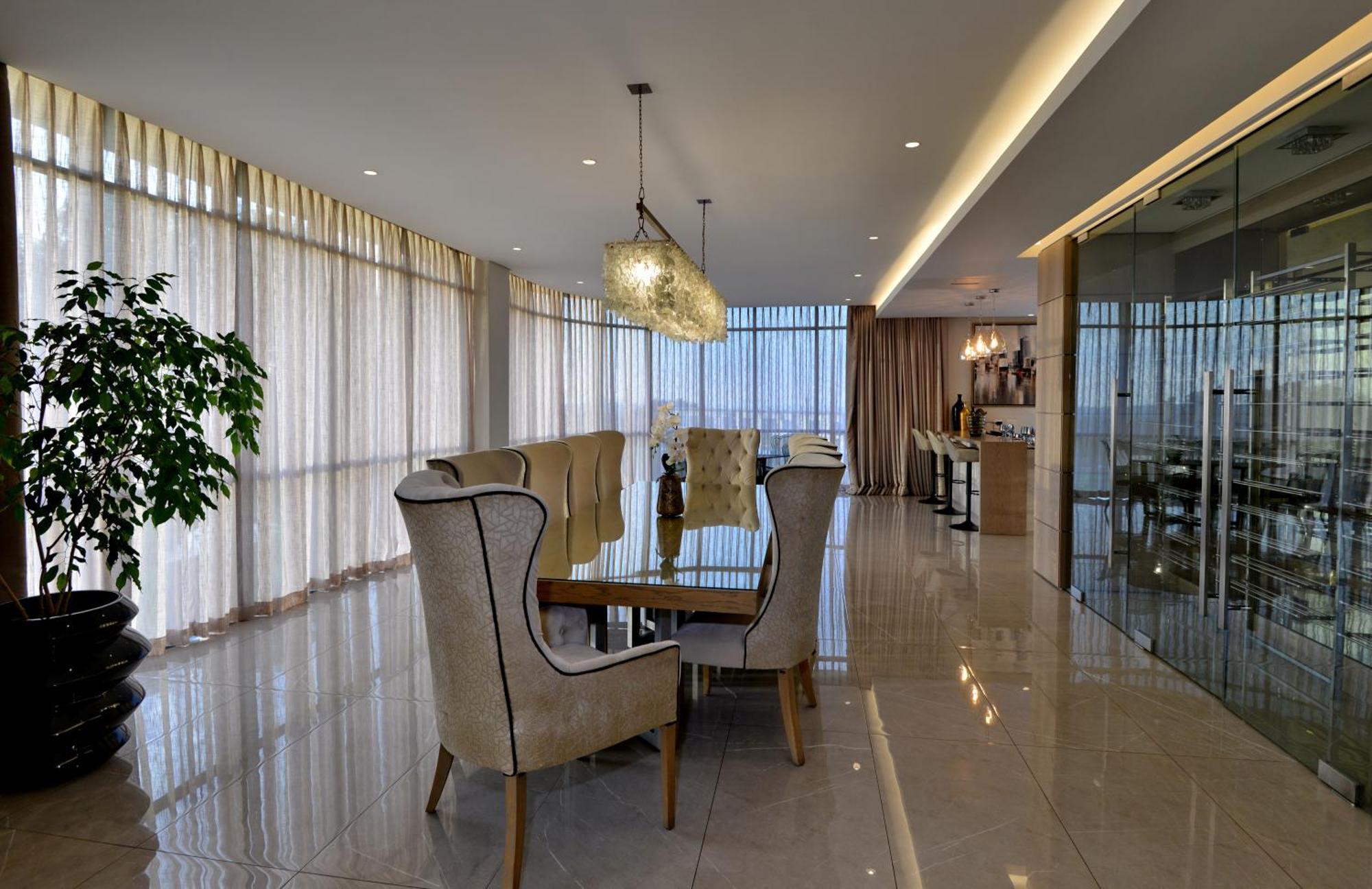 The Houghton Hotel, Spa, Wellness & Golf Johannesbourg Chambre photo A dining room in a luxury apartment
